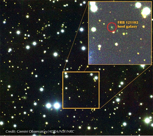 Pour la première fois, des astronomes ont repéré la galaxie hôte d’un sursaut radio rapide (SRR). Les scientifiques disposent ainsi d’un élément de plus pour déterminer la cause de ces ondes radioélectriques puissantes, mais fugaces. Ces impulsions de quelques millisecondes seulement intriguent les astrophysiciens depuis leur découverte, il y a une dizaine d’années. - Crédit : Gemini Observatory